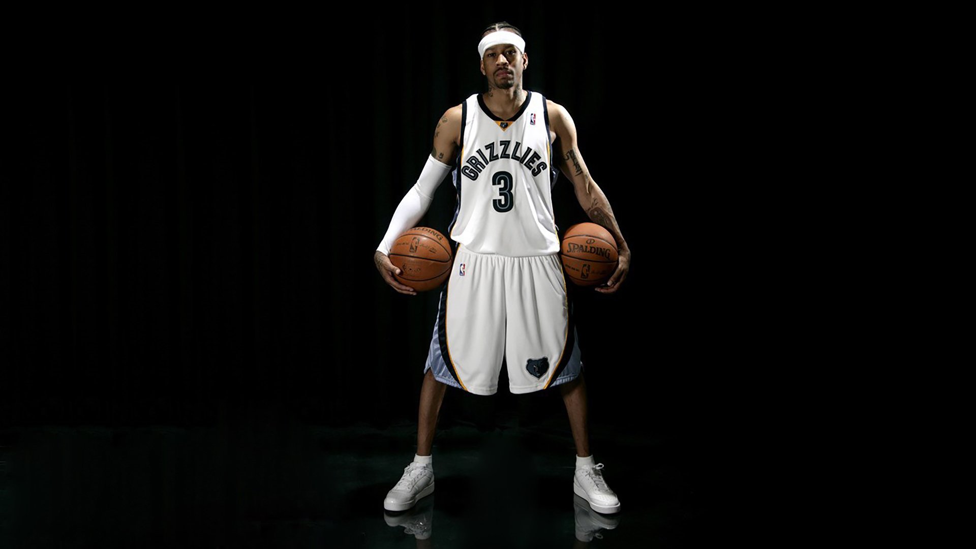 国际反家庭暴力公益跑 参与者统一佩戴紫色臂章