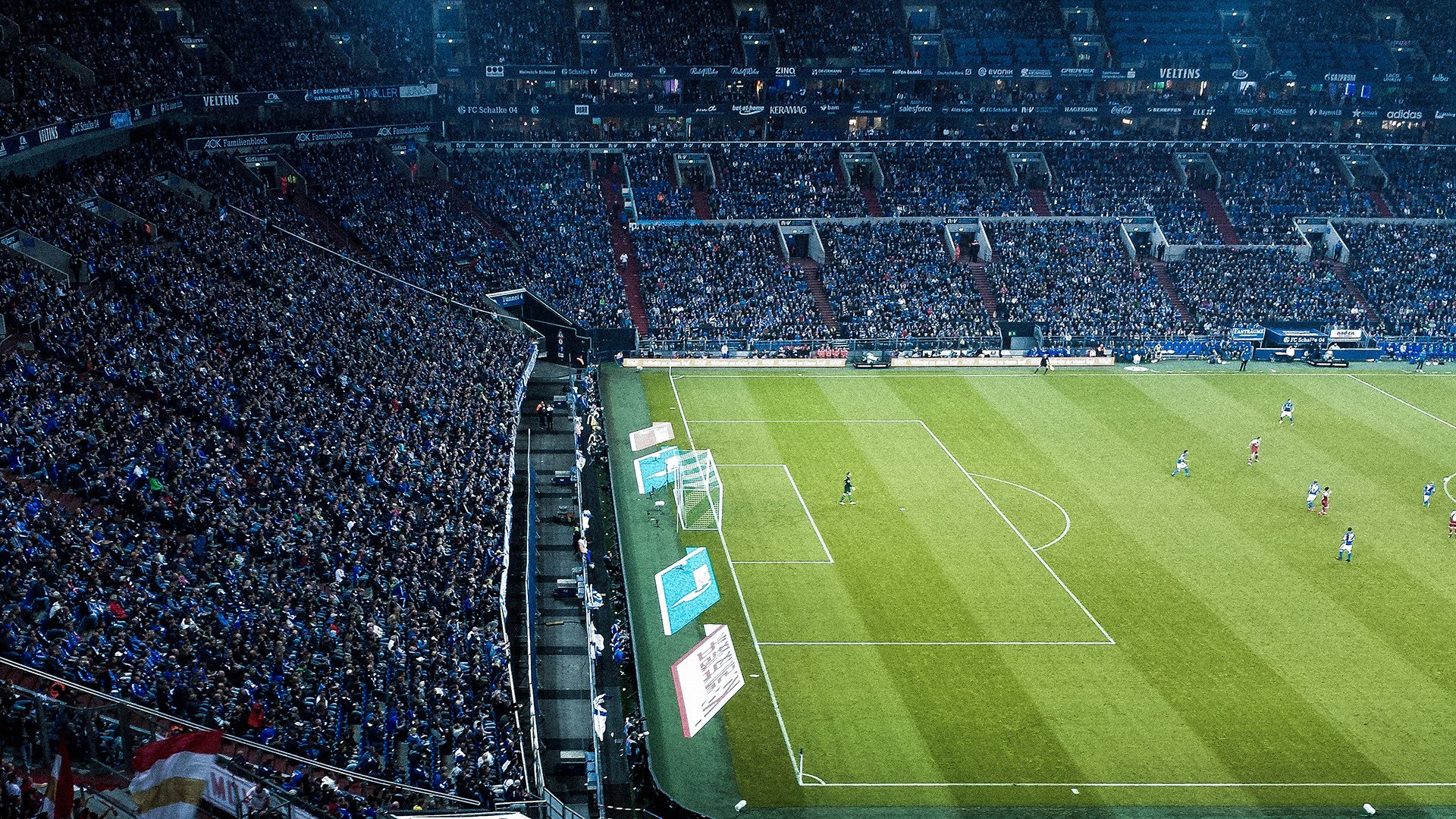 城市街区“快递小哥负重跑” 还原真实送件负荷